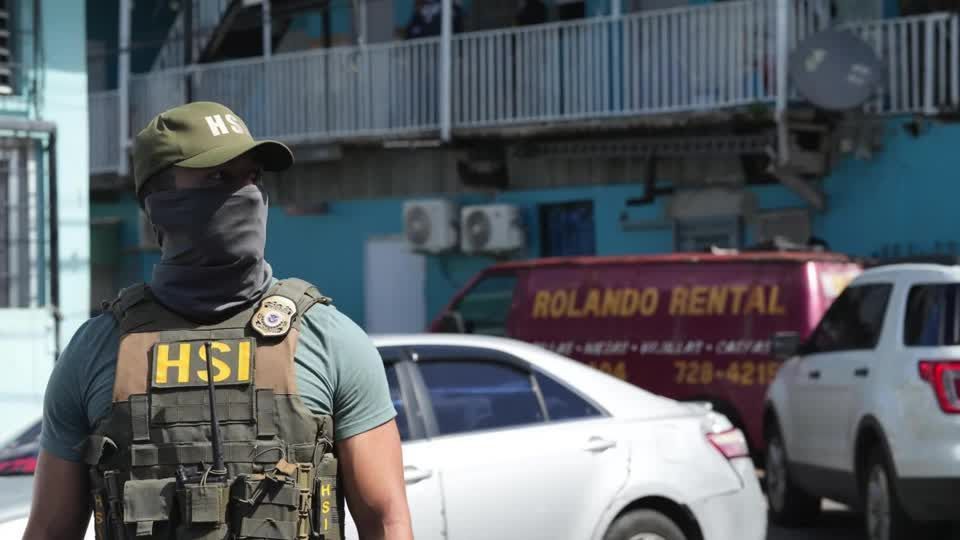 Agentes federais dos EUA realizam uma busca por Imigrantes não documentados em San Juan, Porto Rico