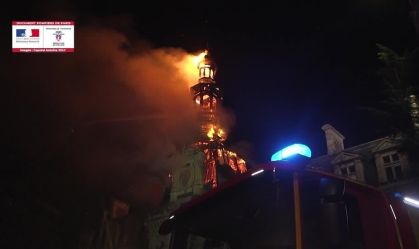 Torre do sino da prefeitura de Paris pega fogo