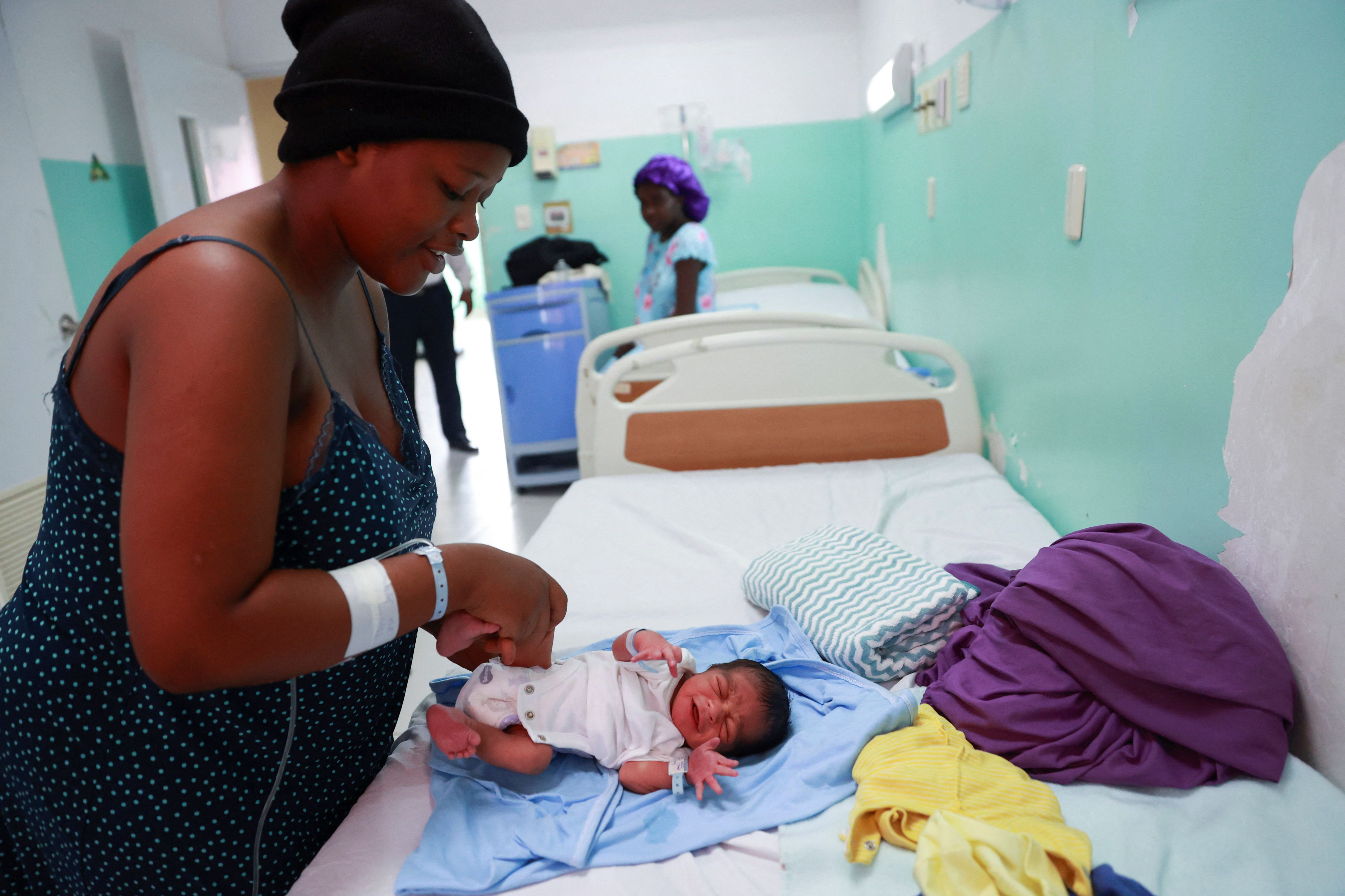Mãe haitiana cuida de seu bebê após dar à luz em hosputal de Santo Domingo, capital da República Dominicana