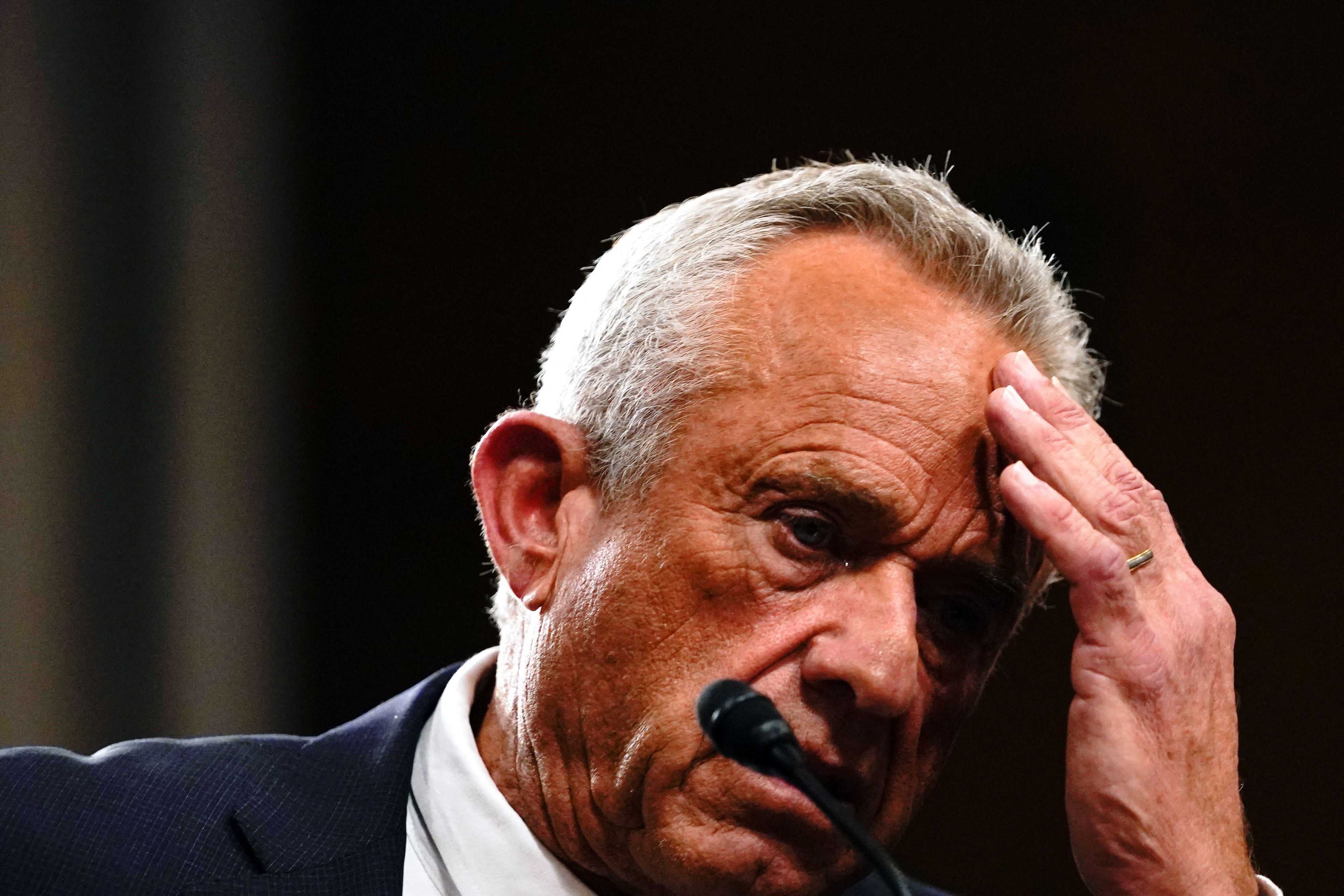 Robert F. Kennedy Jr., indicado pelo presidente dos EUA Trump para o cargo de secretário de Saúde e Serviços Humanos, no Comitê de Finanças do Senado, em Washington, EUA