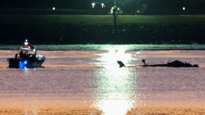 Helicóptero no rio Potomac após queda em Washington