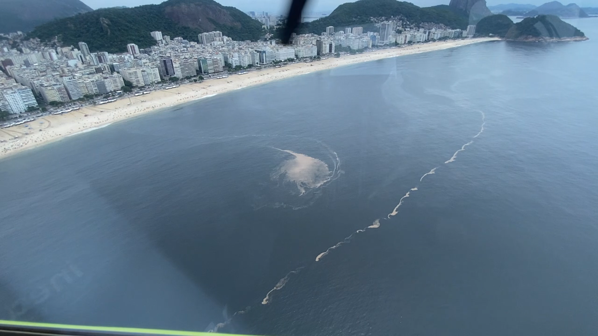 mancha de óleo na Baía de Guanabara