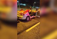 Três pessoas ficam feridas em acidente entre carro e guincho em SC