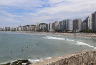 Turistas relatam "surto de virose" no litoral de SP; Guarujá teve 2.000 casos