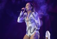 Ivete Sangalo se emociona ao homenagear Preta Gil em show no Fortal