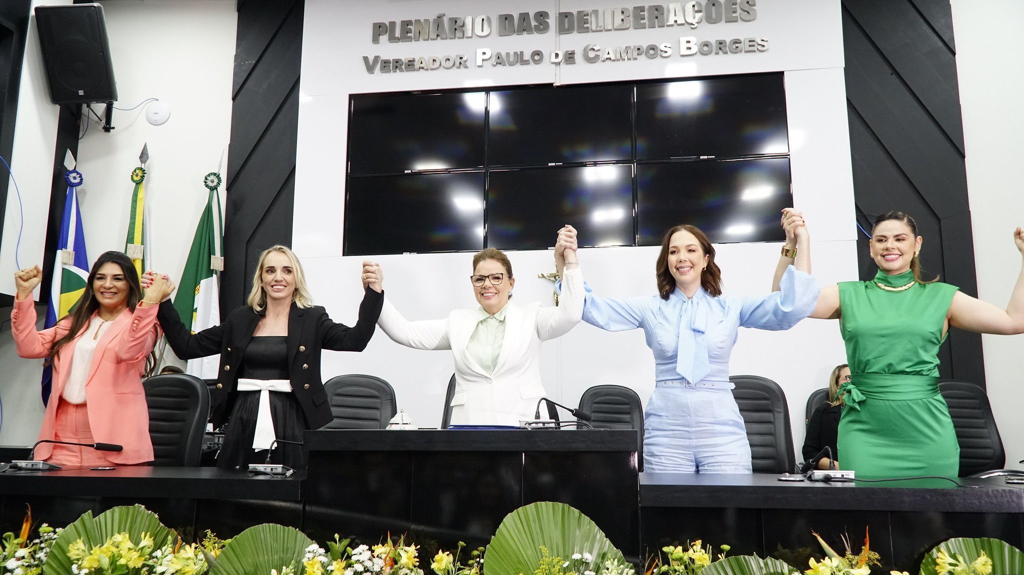 Da esquerda para a direita: Doutora Mara, Katiuscia Manteli, Paula Calil, Maysa Leão, Michelly Alencar