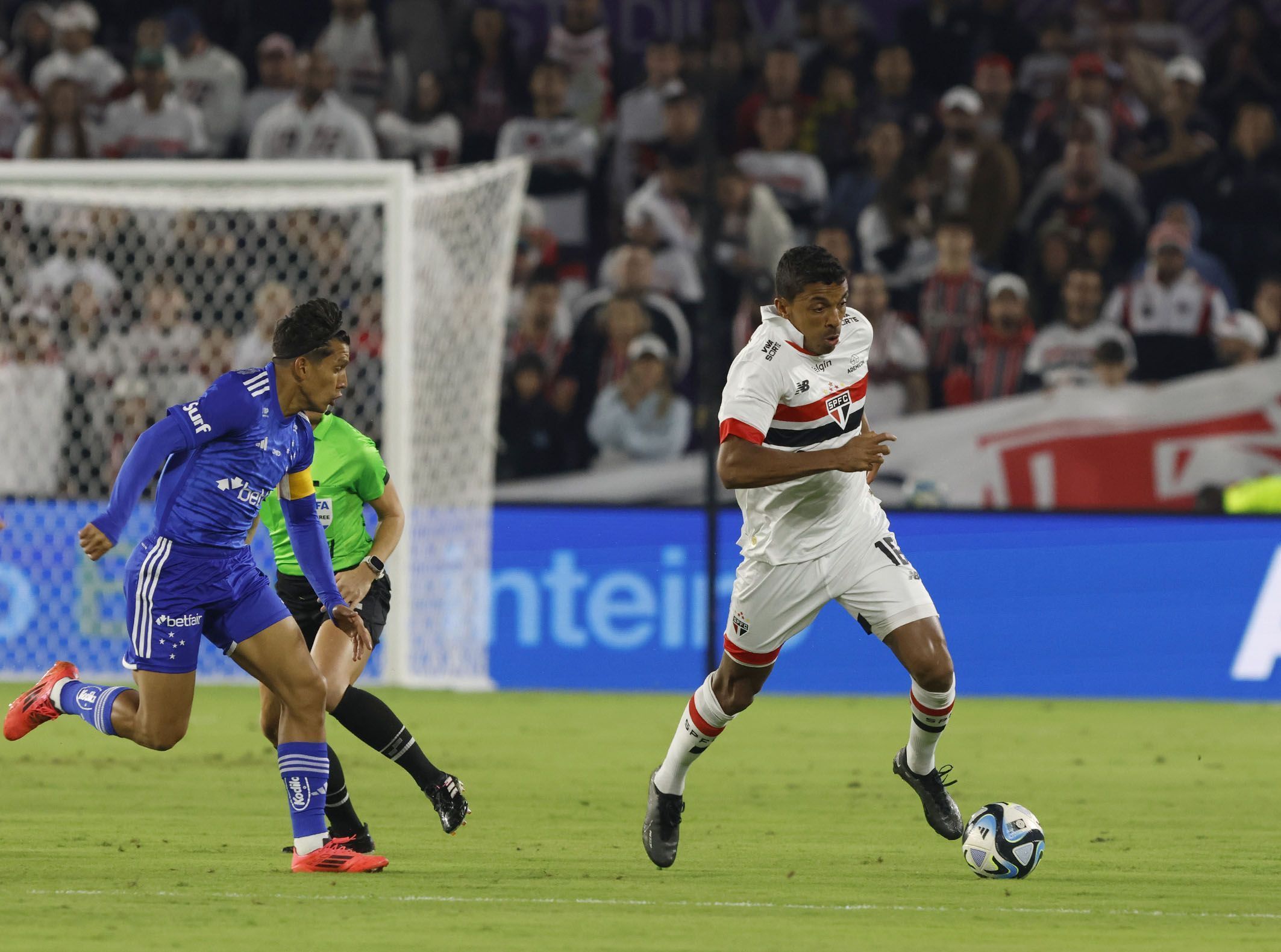Luiz Gustavo em partida contra o Cruzeiro no Inter&CO Stadium, em Orlando, na Flórida-EUA