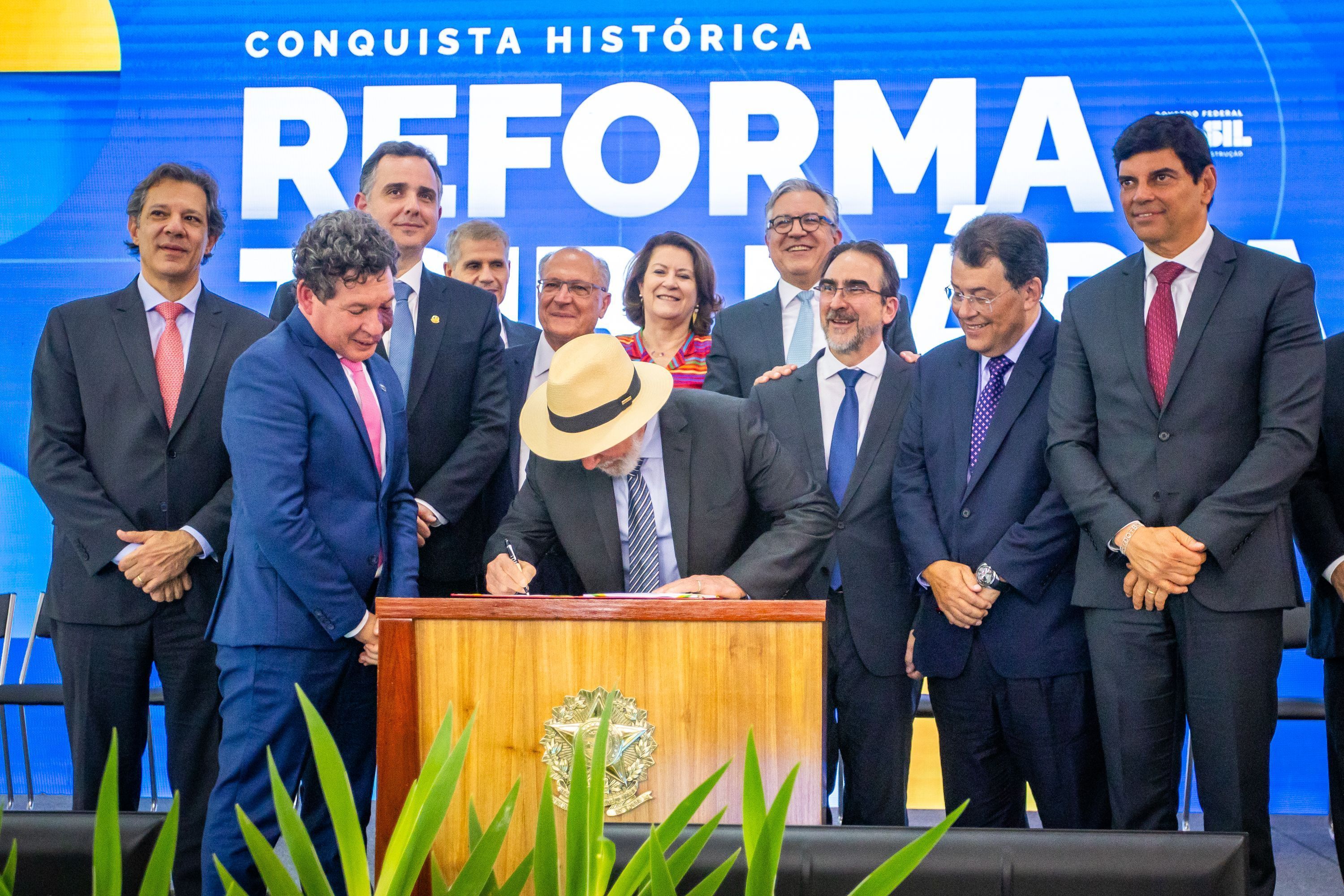 Lula assina projeto da regulamentação da reforma tributária