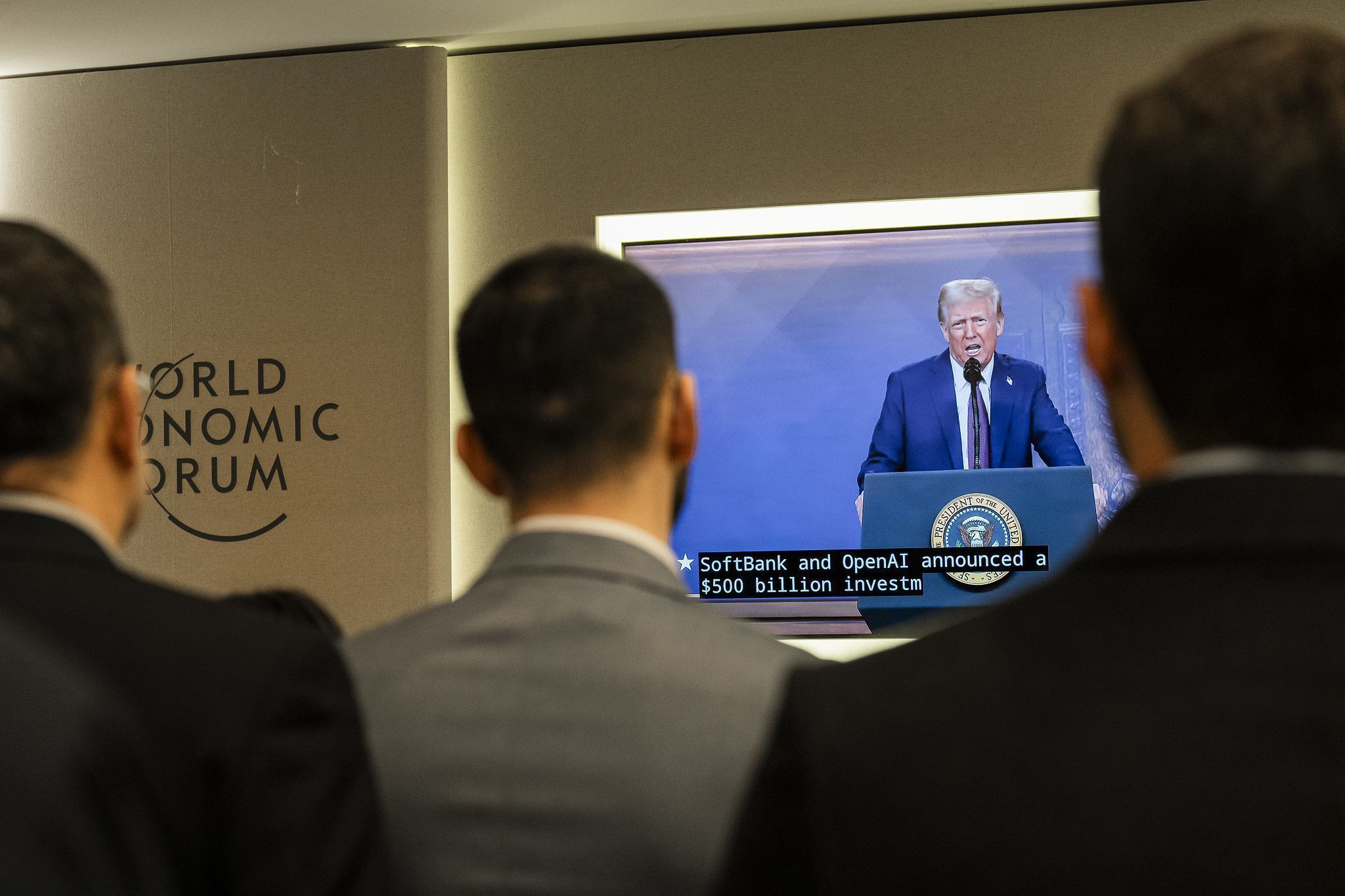 Participantes do Fórum Econômico Mundial, em Davos, acompanham discurso remoto de Donald Trump
