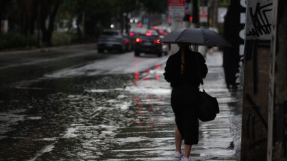 Pedestres enfrentam chuva na Avenida Ibirapuera, na zona sul de São Paulo