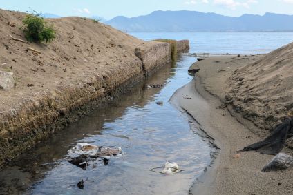 Esgoto na praia de Caraguatatuba, no litoral norte de São Paulo