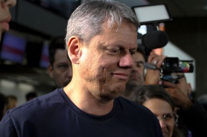 Governador de São Paulo, Tarcísio de Freitas (Republicanos), falou à imprensa nesta segunda-feira (13)