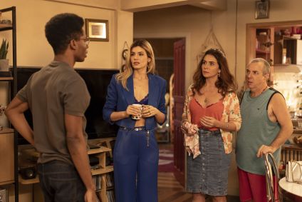 OSASCO, SP, BRASIL, 05-10-2023: Sofia conta para Lino e Elvira da briga com Lola. Alec chega dizendo que contou toda verdade pra Carol. O cerco está fechando. Sofia conta do audio de Átila e diz que vai soltar pra detonar a familia…. História de busca por justiça que se passa no agitado mundo da beleza e dos tratamentos estéticos. Sofia era criança quando viu sua mãe ser presa injustamente por causa de sua tia, Lola (Camila Pitanga), uma mulher ambiciosa e sem escrúpulos. Sem rumo, Sofia é acolhida pela amorosa família Paixão, que também está sofrendo porque a filha Rebeca, uma candidata a modelo, foi parar no hospital após uma cirurgia plástica malsucedida. Sofia e sua nova família se unem na dor e na indignação contra os culpados pelas suas tragédias. Anos depois, já adulta, Sofia traça seu plano de vingança. Com ajuda da família Paixão, Sofia quer destruir Lola e todos aqueles que lhe fizeram mal. Em sua obsessão, Sofia reencontra um amor de infância, questiona os próprios passos e descobre que fazer justiça custa um preço muito alto. (Foto: Fabio Braga/Pivô Audiovisual, Matheus Senra)DIVULGAÇÃO.