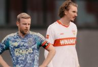 Jogador do Ajax é expulso, mas segue em campo após apelo dos técnicos; entenda