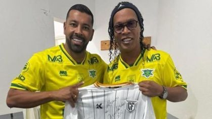 André Santos, novo reforço do Conta Forte, ao lado de Ronaldinho Gaúcho