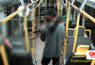 Bandidos fazem arrastão dentro de BRT na zona Oeste do Rio; veja vídeo