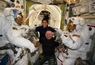 Astronautas da Boeing "presos no espaço" realizam caminhada espacial