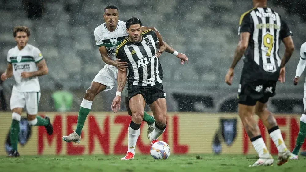 Hulk durante disputa de bola em Atlético x América