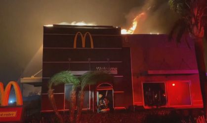 Vídeo: McDonald's pega fogo em meio a incêndio florestal na Califórnia