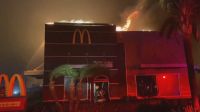 Vídeo: McDonald's pega fogo em meio a incêndio florestal na Califórnia