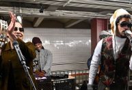 Bad Bunny faz show surpresa no metrô de Nova York