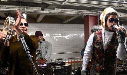 Bad Bunny faz show surpresa no metrô de Nova York
