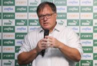 Organizada xinga Anderson Barros em protesto contra o diretor do Palmeiras