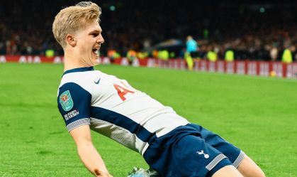 Bergvall comemora gol do Tottenham contra o Liverpool pela semifinal da Copa da Liga Inglesa