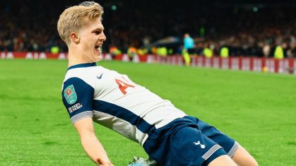 Bergvall comemora gol do Tottenham contra o Liverpool pela semifinal da Copa da Liga Inglesa