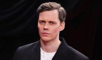 "Nunca fiquei tão assustado", diz Bill Skarsgård sobre papel em "Nosferatu"