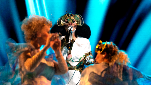 Björk no palco durante sua turnê "Cornucopia" na Royal Arena em 5 de dezembro de 2019, em Copenhagen, Dinamarca