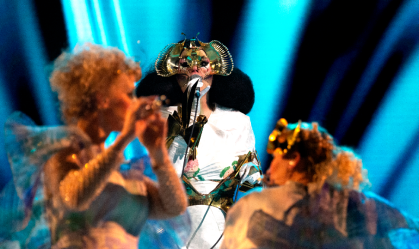 Björk no palco durante sua turnê "Cornucopia" na Royal Arena em 5 de dezembro de 2019, em Copenhagen, Dinamarca