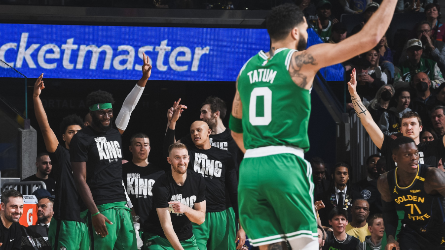 Boston amassa o Warriors na NBA