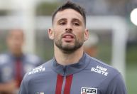 São Paulo treina em CT do clube de Messi e inicia embarque ao Brasil