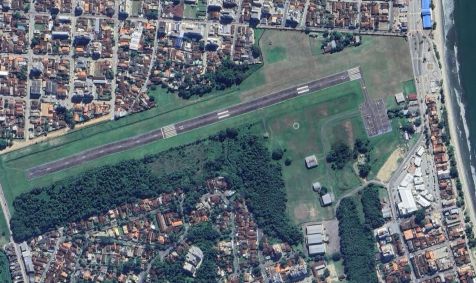 Cabeceira da pista do aeroporto de Ubatuba (SP) fica a poucos metros da praia