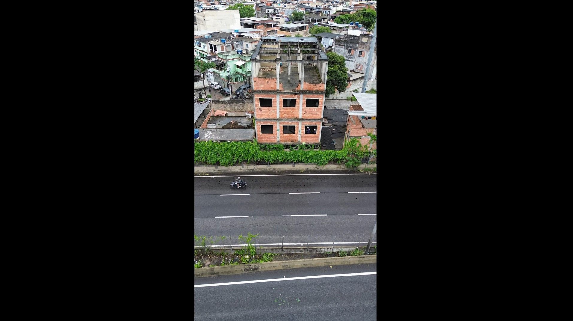 Prédio que está sendo demolido na Cidade de Deus