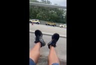 Vídeo: Prova de autoescola é interrompida por tiroteio no Rio