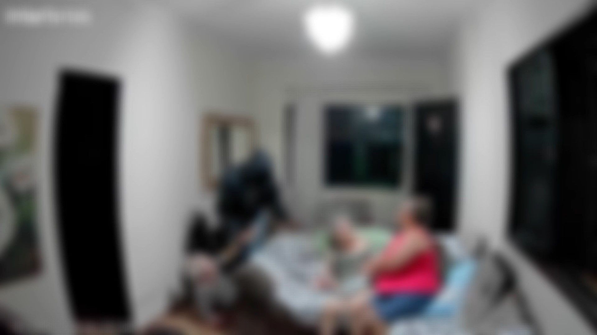 Câmera flagrou o assalto em casa de idosos no interior do Rio de Janeiro