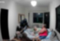 Vídeo: Assaltante invade casa de idosos e empurra vítima no interior do RJ
