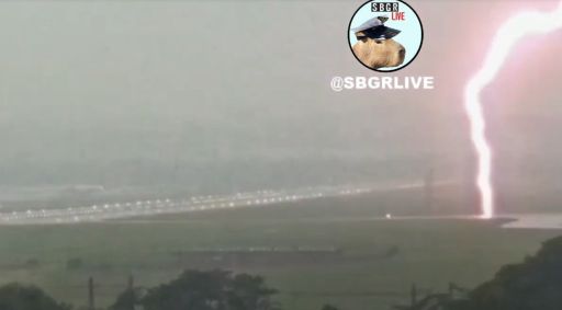 Câmera flagrou o momento em que o raio atinge a pista do aeroporto de Guarulhos