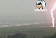 Vídeo: Pista do aeroporto de Guarulhos é atingida por raio durante temporal