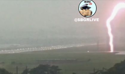 Vídeo: Pista do aeroporto de Guarulhos é atingida por raio durante temporal