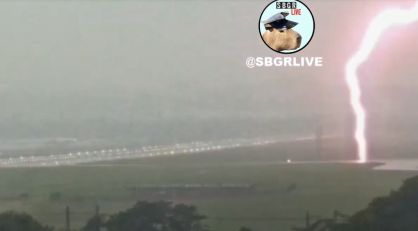 Câmera flagrou o momento em que o raio atinge a pista do aeroporto de Guarulhos