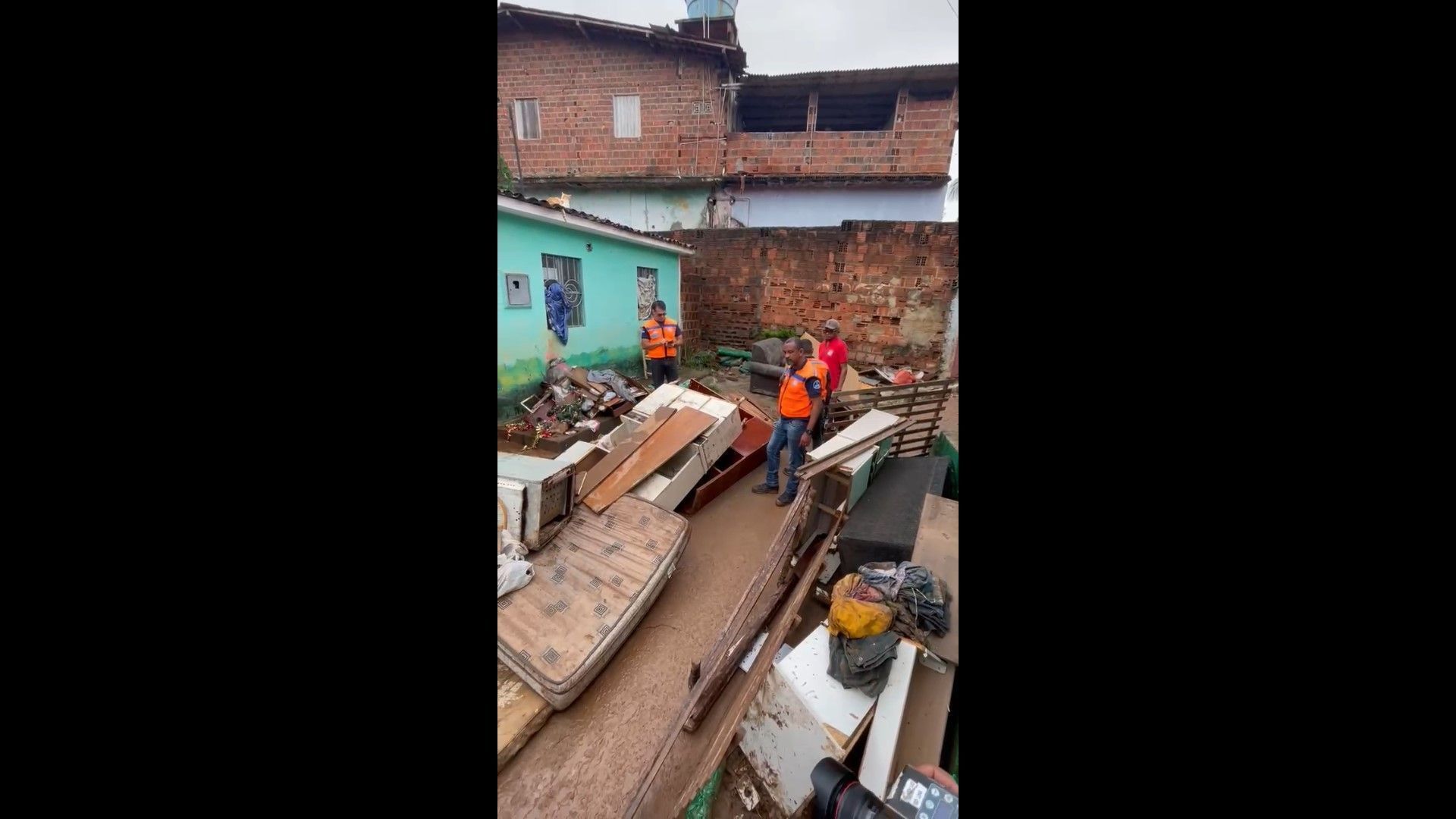 Casa atingida por enchente no interior de Pernambuco