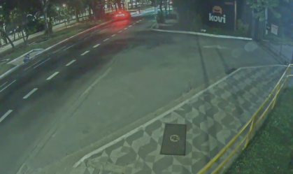 Vídeo: Motorista atropela pedestre, mata motoqueiro e foge em avenida de SP