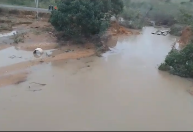 Enxurrada deixa mortos após parte de rodovia ceder em Sergipe; veja imagens