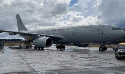 Avião com brasileiros deportados dos EUA pousa em Confins