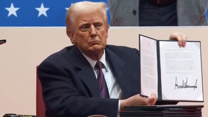 Donald Trump assinando decretos presidenciais na arena Capital One, incluindo retirada dos EUA do Acordo de Paris.