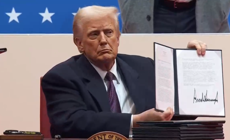 Donald Trump assina decretos presidenciais na arena Capital One, incluindo retirada dos EUA do Acordo de Paris • CNN