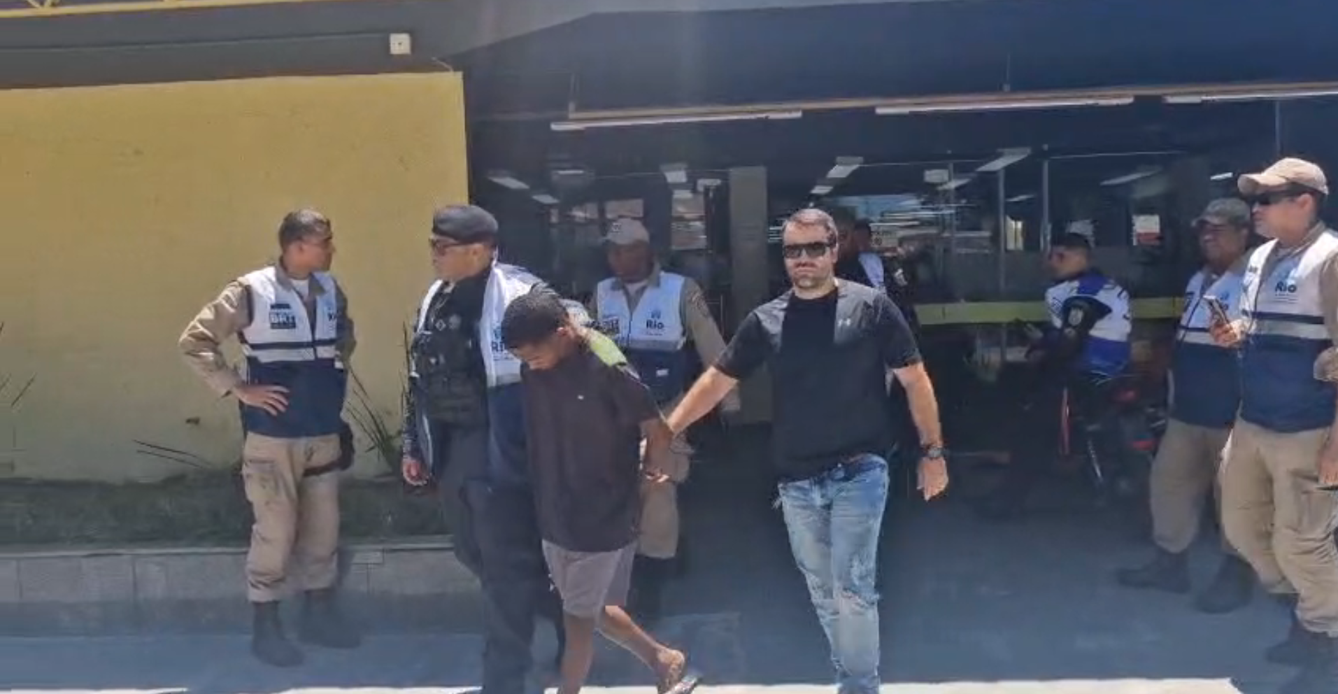 Imagem de destaque do post: Polícia prende mais dois suspeitos de arrastão em BRT do RJ